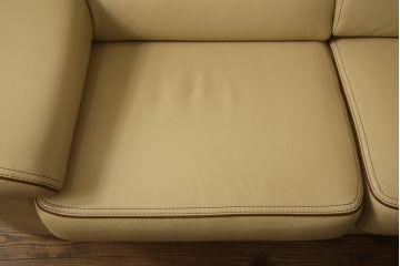 中古　美品　mobili italia(モービリ イタリア)　GAMMA ARREDAMENTI(ガンマ・アレダメンティ)　厚みのある良質な本革が重厚感を生み出す2.5人掛けレザーソファ(2人掛け)(定価約85万円)(R-059855)
