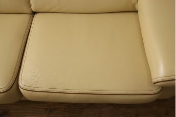 中古　美品　mobili italia(モービリ イタリア)　GAMMA ARREDAMENTI(ガンマ・アレダメンティ)　厚みのある良質な本革が重厚感を生み出す2.5人掛けレザーソファ(2人掛け)(定価約85万円)(R-059855)