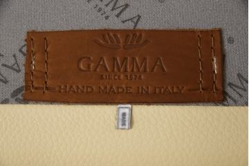 中古　美品　mobili italia(モービリ イタリア)　GAMMA ARREDAMENTI(ガンマ・アレダメンティ)　厚みのある良質な本革が重厚感を生み出す2.5人掛けレザーソファ(2人掛け)(定価約85万円)(R-059855)