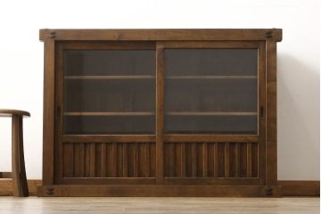 中古　美品　重厚　国産　職人手造り家具　框組み　どっしりとした佇まいが目を引く水屋箪笥サイドボード(戸棚、収納棚、食器棚)(R-059856)