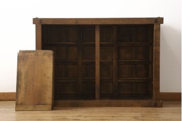 中古　美品　重厚　国産　職人手造り家具　框組み　どっしりとした佇まいが目を引く水屋箪笥サイドボード(戸棚、収納棚、食器棚)(R-059856)