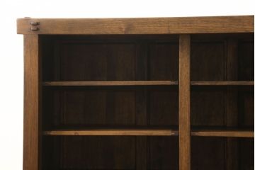 中古　美品　重厚　国産　職人手造り家具　框組み　どっしりとした佇まいが目を引く水屋箪笥サイドボード(戸棚、収納棚、食器棚)(R-059856)