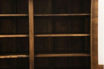 中古　美品　重厚　国産　職人手造り家具　框組み　どっしりとした佇まいが目を引く水屋箪笥サイドボード(戸棚、収納棚、食器棚)(R-059856)