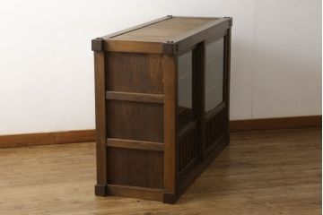 中古　美品　重厚　国産　職人手造り家具　框組み　どっしりとした佇まいが目を引く水屋箪笥サイドボード(戸棚、収納棚、食器棚)(R-059856)