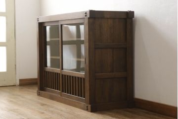 中古　美品　重厚　国産　職人手造り家具　框組み　どっしりとした佇まいが目を引く水屋箪笥サイドボード(戸棚、収納棚、食器棚)(R-059856)