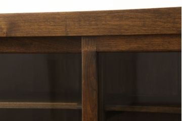 中古　美品　重厚　国産　職人手造り家具　框組み　どっしりとした佇まいが目を引く水屋箪笥サイドボード(戸棚、収納棚、食器棚)(R-059856)