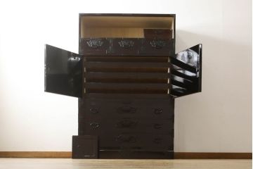 中古　超美品!　最高級　前面欅(ケヤキ)材　木地呂塗り　総漆塗り　渡辺家具店　仙台箪笥　重厚な佇まいに圧倒される衣装タンス(和箪笥、着物箪笥、観音箪笥)(R-059857)