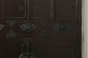 中古　超美品!　最高級　前面欅(ケヤキ)材　木地呂塗り　総漆塗り　渡辺家具店　仙台箪笥　重厚な佇まいに圧倒される衣装タンス(和箪笥、着物箪笥、観音箪笥)(R-059857)