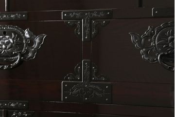 中古　超美品!　最高級　前面欅(ケヤキ)材　木地呂塗り　総漆塗り　渡辺家具店　仙台箪笥　重厚な佇まいに圧倒される衣装タンス(和箪笥、着物箪笥、観音箪笥)(R-059857)