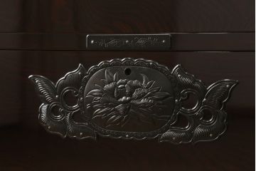 中古　超美品!　最高級　前面欅(ケヤキ)材　木地呂塗り　総漆塗り　渡辺家具店　仙台箪笥　重厚な佇まいに圧倒される衣装タンス(和箪笥、着物箪笥、観音箪笥)(R-059857)