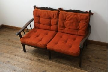 中古　北海道民芸家具　オレンジ色の鮮やかなファブリックが良く映える2人掛けソファ(二人掛け、2P)(R-059861)