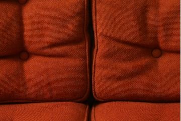 中古　北海道民芸家具　オレンジ色の鮮やかなファブリックが良く映える2人掛けソファ(二人掛け、2P)(R-059861)