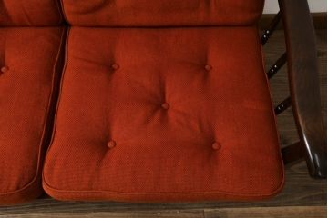 中古　北海道民芸家具　オレンジ色の鮮やかなファブリックが良く映える2人掛けソファ(二人掛け、2P)(R-059861)