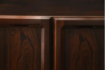 和製ビンテージ　山品木工(YAMASHINA)　ローズウッド　絶版品　高級感漂う上品なキャビネット(収納棚、食器棚、戸棚、飾り棚、本箱、ブックケース、ヴィンテージ)(R-059862)