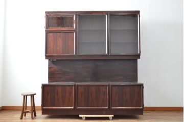 和製ビンテージ　山品木工(YAMASHINA)　ローズウッド　絶版品　高級感漂う上品なキャビネット(収納棚、食器棚、戸棚、飾り棚、本箱、ブックケース、ヴィンテージ)(R-059863)