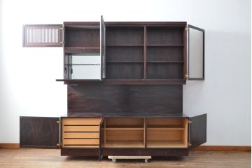 和製ビンテージ　山品木工(YAMASHINA)　ローズウッド　絶版品　高級感漂う上品なキャビネット(収納棚、食器棚、戸棚、飾り棚、本箱、ブックケース、ヴィンテージ)(R-059863)