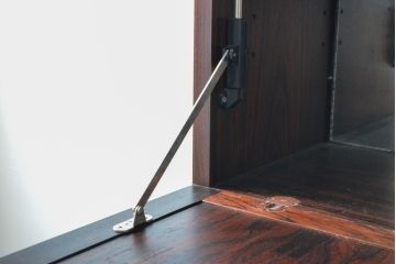 和製ビンテージ　山品木工(YAMASHINA)　ローズウッド　絶版品　高級感漂う上品なキャビネット(収納棚、食器棚、戸棚、飾り棚、本箱、ブックケース、ヴィンテージ)(R-059863)