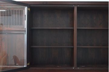 和製ビンテージ　山品木工(YAMASHINA)　ローズウッド　絶版品　高級感漂う上品なキャビネット(収納棚、食器棚、戸棚、飾り棚、本箱、ブックケース、ヴィンテージ)(R-059863)