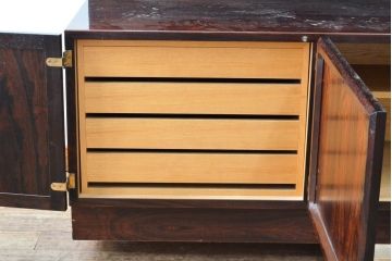 和製ビンテージ　山品木工(YAMASHINA)　ローズウッド　絶版品　高級感漂う上品なキャビネット(収納棚、食器棚、戸棚、飾り棚、本箱、ブックケース、ヴィンテージ)(R-059863)