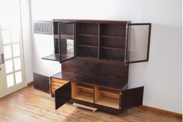 和製ビンテージ　山品木工(YAMASHINA)　ローズウッド　絶版品　高級感漂う上品なキャビネット(収納棚、食器棚、戸棚、飾り棚、本箱、ブックケース、ヴィンテージ)(R-059863)