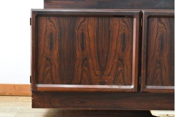 和製ビンテージ　山品木工(YAMASHINA)　ローズウッド　絶版品　高級感漂う上品なキャビネット(収納棚、食器棚、戸棚、飾り棚、本箱、ブックケース、ヴィンテージ)(R-059863)