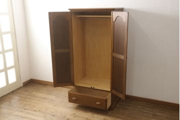 中古　三越家具　カントリーハウス　洋風家具　イギリスカントリースタイルのような温かみのある空間づくりにおすすめのワードローブ(洋服タンス、収納棚、衣装タンス)(R-059864)