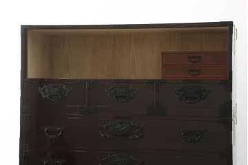 中古　超美品!　最高級　前面欅(ケヤキ)材　木地呂塗り　総漆塗り　渡辺家具店　仙台箪笥　重厚な佇まいに圧倒される衣装タンス(和箪笥、引き出し)(R-059865)