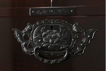 中古　超美品!　最高級　前面欅(ケヤキ)材　木地呂塗り　総漆塗り　渡辺家具店　仙台箪笥　重厚な佇まいに圧倒される衣装タンス(和箪笥、引き出し)(R-059865)