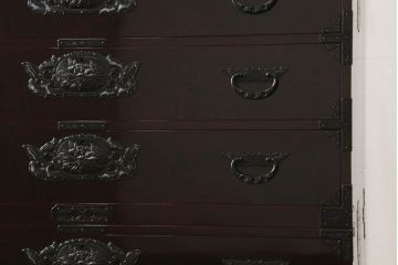 中古　超美品!　最高級　前面欅(ケヤキ)材　木地呂塗り　総漆塗り　渡辺家具店　仙台箪笥　重厚な佇まいに圧倒される衣装タンス(和箪笥、引き出し)(R-059865)