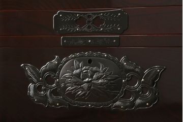 中古　超美品!　最高級　前面欅(ケヤキ)材　木地呂塗り　総漆塗り　渡辺家具店　仙台箪笥　重厚な佇まいに圧倒される衣装タンス(和箪笥、引き出し)(R-059865)