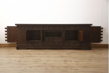 中古　超美品!!　大塚家具取り扱い　高級家具　総欅(ケヤキ)材　校倉造りデザインが重厚な雰囲気を醸し出すテレビ台(あぜくらづくり、ローボード、収納棚、戸棚、サイドボード、サイドキャビネット、リビングボード)(定価約60万円)(R-059892)