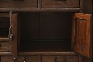 中古　超美品!!　大塚家具取り扱い　高級家具　総欅(ケヤキ)材　校倉造りデザインが重厚な雰囲気を醸し出すテレビ台(あぜくらづくり、ローボード、収納棚、戸棚、サイドボード、サイドキャビネット、リビングボード)(定価約60万円)(R-059892)
