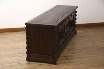 中古　超美品!!　大塚家具取り扱い　高級家具　総欅(ケヤキ)材　校倉造りデザインが重厚な雰囲気を醸し出すテレビ台(あぜくらづくり、ローボード、収納棚、戸棚、サイドボード、サイドキャビネット、リビングボード)(定価約60万円)(R-059892)