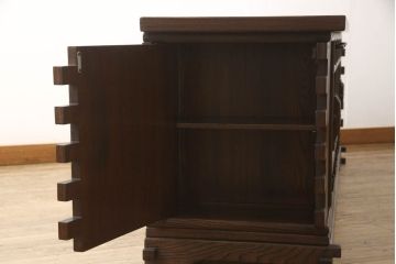 中古　超美品!!　大塚家具取り扱い　高級家具　総欅(ケヤキ)材　校倉造りデザインが重厚な雰囲気を醸し出すテレビ台(あぜくらづくり、ローボード、収納棚、戸棚、サイドボード、サイドキャビネット、リビングボード)(定価約60万円)(R-059892)