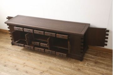 中古　超美品!!　大塚家具取り扱い　高級家具　総欅(ケヤキ)材　校倉造りデザインが重厚な雰囲気を醸し出すテレビ台(あぜくらづくり、ローボード、収納棚、戸棚、サイドボード、サイドキャビネット、リビングボード)(定価約60万円)(R-059892)