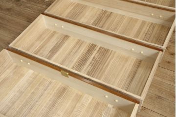 中古　美品　高級品　漆塗り　三方タモ材　内部桐材　木目が味わい深い職人手造りの和服箪笥(着物箪笥、衣装箪笥、収納タンス、小箪笥、引き出し、チェスト)(R-059901)