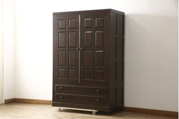中古　松本民芸家具　引き出しが2杯付き　クラシカルな佇まいのワードローブ(洋服タンス、衣装タンス、収納棚)(定価推定約60万円)(R-059903)