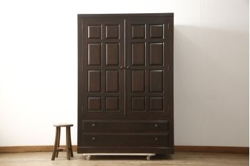 中古　松本民芸家具　引き出しが2杯付き　クラシカルな佇まいのワードローブ(洋服タンス、衣装タンス、収納棚)(定価推定約60万円)(R-059903)