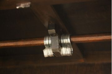 中古　松本民芸家具　引き出しが2杯付き　クラシカルな佇まいのワードローブ(洋服タンス、衣装タンス、収納棚)(定価推定約60万円)(R-059903)