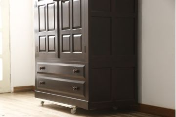 中古　松本民芸家具　引き出しが2杯付き　クラシカルな佇まいのワードローブ(洋服タンス、衣装タンス、収納棚)(定価推定約60万円)(R-059903)