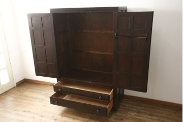 中古　松本民芸家具　引き出しが2杯付き　クラシカルな佇まいのワードローブ(洋服タンス、衣装タンス、収納棚)(定価推定約60万円)(R-059903)