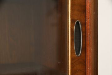 中古　美品　高級品　江戸指物　内部桐材　御蔵桑材(島桑)の美しい杢目が目を惹く重ね茶箪笥(茶棚、違い棚、収納棚、引き出し、戸棚)(定価約70万円)(R-059906)