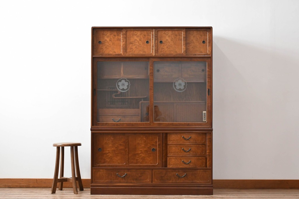 中古　美品　高級品　江戸指物　内部桐材　御蔵桑材(島桑)の美しい杢目が目を惹く重ね茶箪笥(茶棚、違い棚、収納棚、引き出し、戸棚)(定価約70万円)(R-059906)