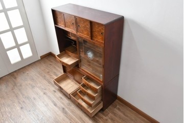 中古　美品　高級品　江戸指物　内部桐材　御蔵桑材(島桑)の美しい杢目が目を惹く重ね茶箪笥(茶棚、違い棚、収納棚、引き出し、戸棚)(定価約70万円)(R-059906)