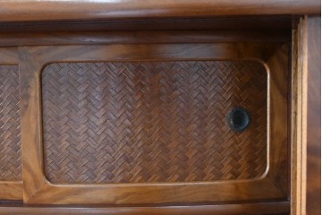 中古　美品　高級品　江戸指物　内部桐材　御蔵桑材(島桑)の美しい杢目が目を惹く重ね茶箪笥(茶棚、違い棚、収納棚、引き出し、戸棚)(定価約70万円)(R-059906)