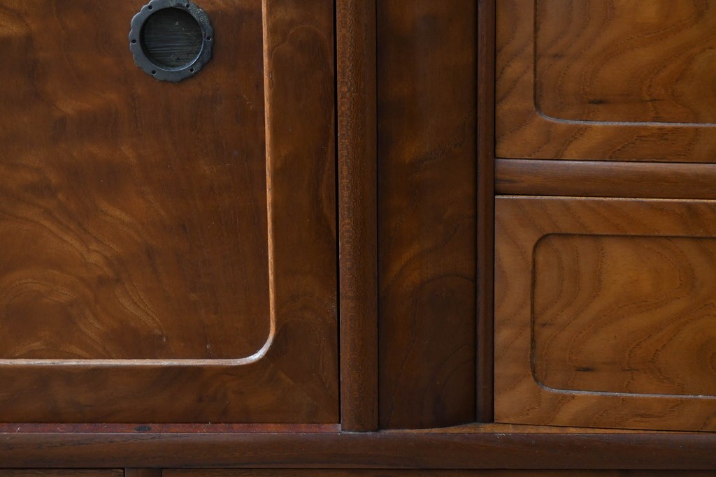 中古　美品　高級品　江戸指物　内部桐材　御蔵桑材(島桑)の美しい杢目が目を惹く重ね茶箪笥(茶棚、違い棚、収納棚、引き出し、戸棚)(定価約70万円)(R-059906)