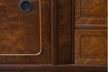 中古　美品　高級品　江戸指物　内部桐材　御蔵桑材(島桑)の美しい杢目が目を惹く重ね茶箪笥(茶棚、違い棚、収納棚、引き出し、戸棚)(定価約70万円)(R-059906)