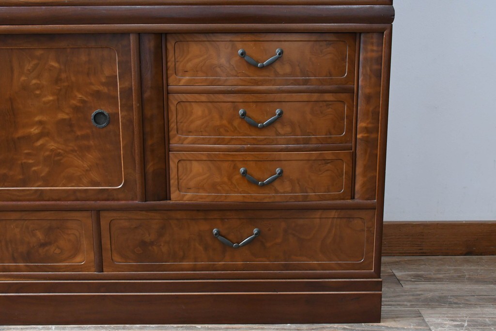 中古　美品　高級品　江戸指物　内部桐材　御蔵桑材(島桑)の美しい杢目が目を惹く重ね茶箪笥(茶棚、違い棚、収納棚、引き出し、戸棚)(定価約70万円)(R-059906)