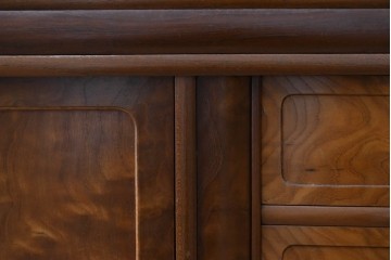 中古　美品　高級品　江戸指物　内部桐材　御蔵桑材(島桑)の美しい杢目が目を惹く重ね茶箪笥(茶棚、違い棚、収納棚、引き出し、戸棚)(定価約70万円)(R-059906)