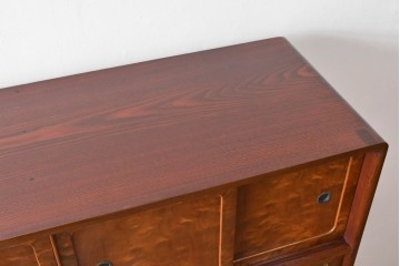 中古　美品　高級品　江戸指物　内部桐材　御蔵桑材(島桑)の美しい杢目が目を惹く重ね茶箪笥(茶棚、違い棚、収納棚、引き出し、戸棚)(定価約70万円)(R-059906)